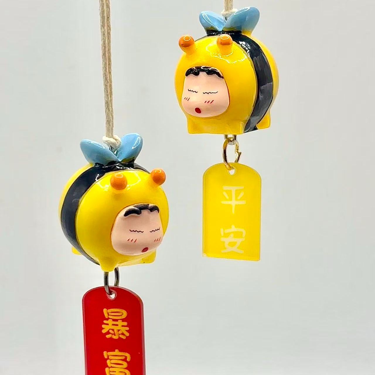 Car Accessories Toy - Figur Cosplay Crayon Shin-chan Bee, Gantungan